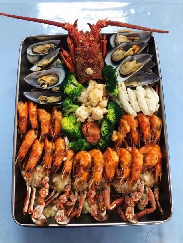 华为员工吐槽：公司食堂把我们当“猪”养，富士康员工：真不知足