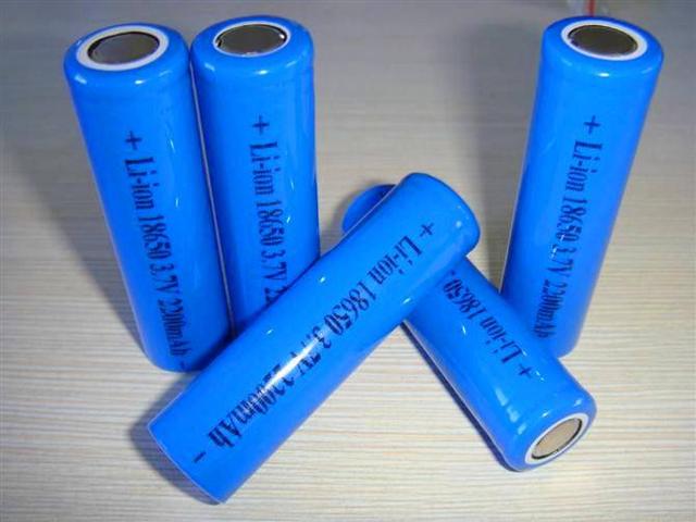 兼容所有18650电池，XTAR爱克斯达PB2C智能充电器上手测评