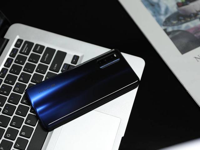 实测iQOO Z1：从颜值到性能，这部手机征服了我