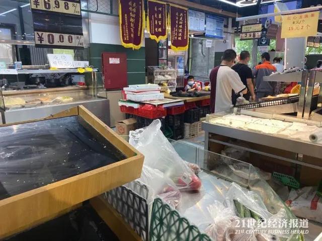 北京新发地45人咽拭子阳性！漩涡中的新发地市场：供应北京80%农产品，3天前刚开表彰大会