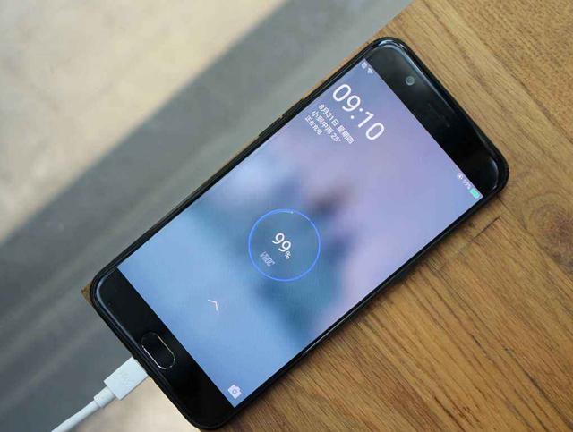 别不当回事！这4种充电方式，让手机充电越来越慢、耗电越来越快