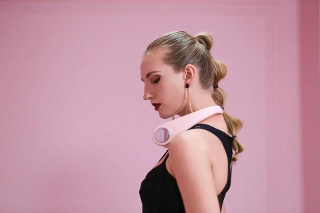 现在的无叶风扇，都能戴到脖子上了