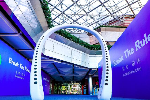 现在的无叶风扇，都能戴到脖子上了