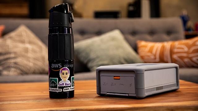 亚马逊推出坚固便携的AWS Snowcone边缘计算设备