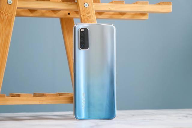 iQOO中端新机Z1x曝光：确认120Hz刷新率，将性价比进行到底？