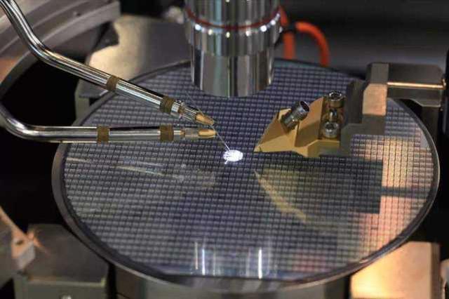 我国要造出高端芯片，光刻机并不是首位，急需另一种关键技术