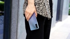 星河银与玻璃机身的绝美碰撞!华为畅享20Pro开售：俘获年轻人的心