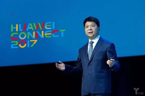 华为亮剑：面对美国死缠烂打，华为又悄悄掏出两把“战刀”