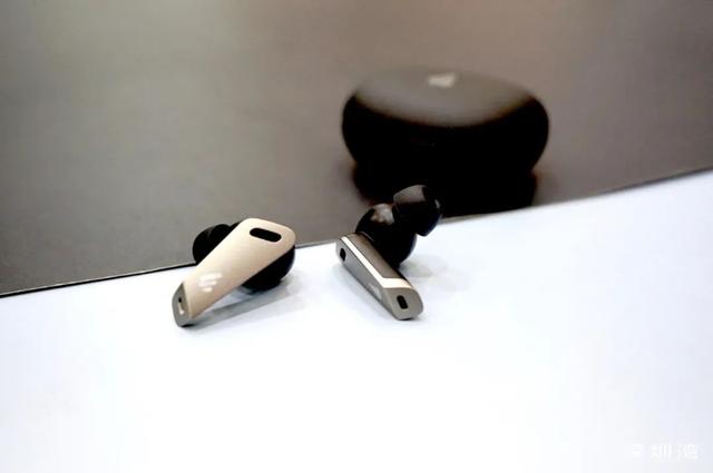 全民普及主动降噪，599 元的漫步者 TWS NB2 如何将差异化进行到底