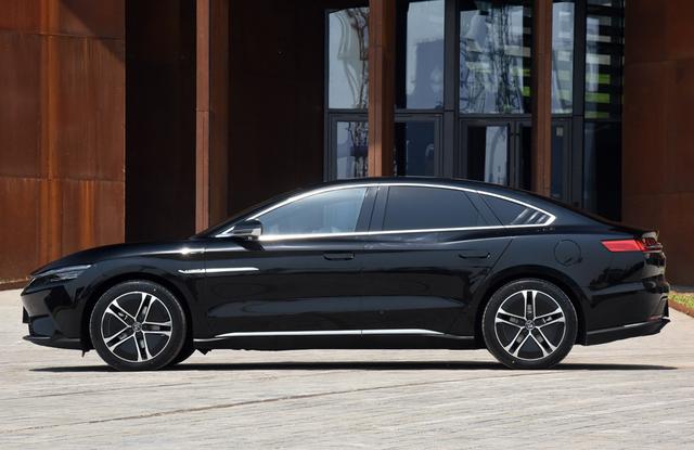 王传福豁出去了，新车比奥迪A7酷炫，零百3.9S+四驱，配真皮沙发