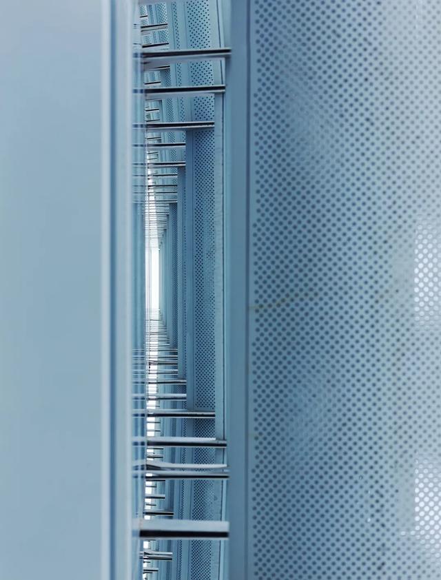 高300米，深圳南山区地标性摩天楼——中洲控股金融中心