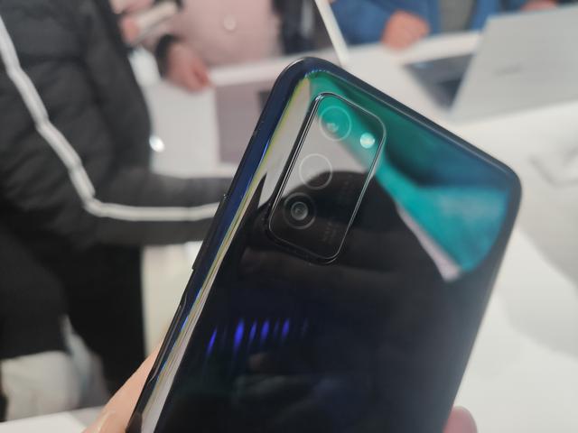 发布才三个多月，5G手机跌到2999，128GB+40W+巴龙5000！