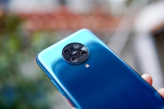 卢伟冰爆发了，长焦微距+4700mAh+5G仅2999，网友表示太香了！