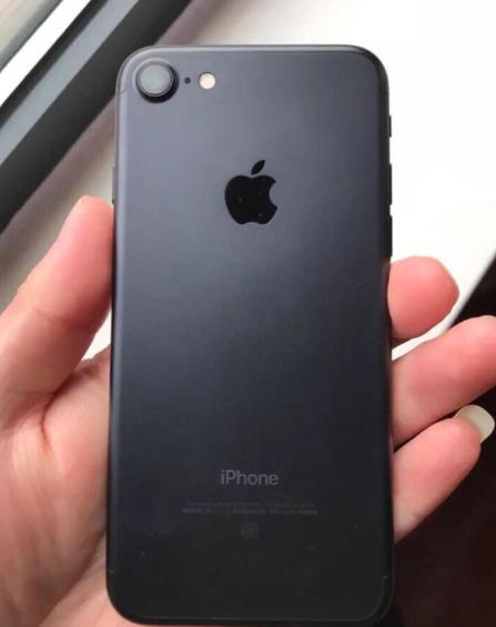 从6188跌至3199，最便宜小屏iPhone诞生，iOS13+128GB