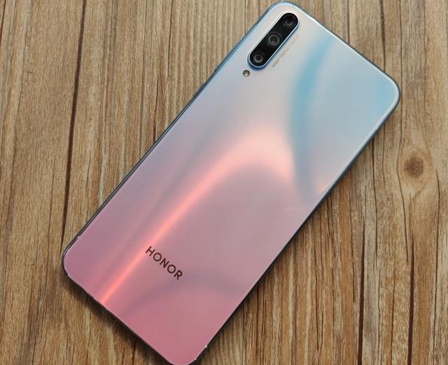 荣耀20青春版评测：颜值高拍照好 小仙女换机首选