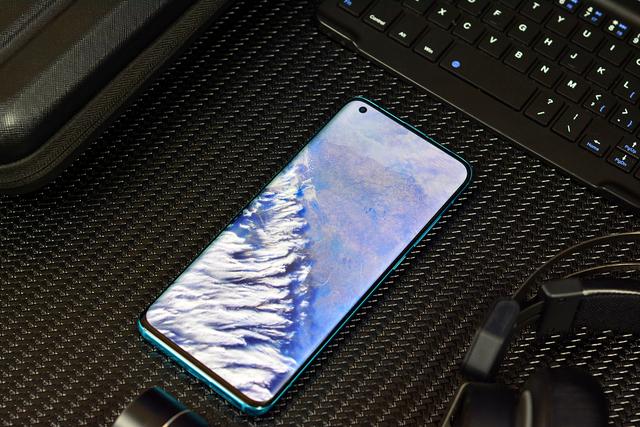 高端旗舰才有曲面屏,为什么没有普及?或许因为这几点