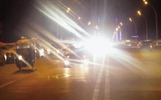 上海一辆别克,尾部两个黑匣子亮了,看明白后网友都拍手叫好