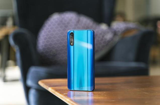 2020年买手机可以跟风，这3款公认值得买，颜值高性能强性价比高