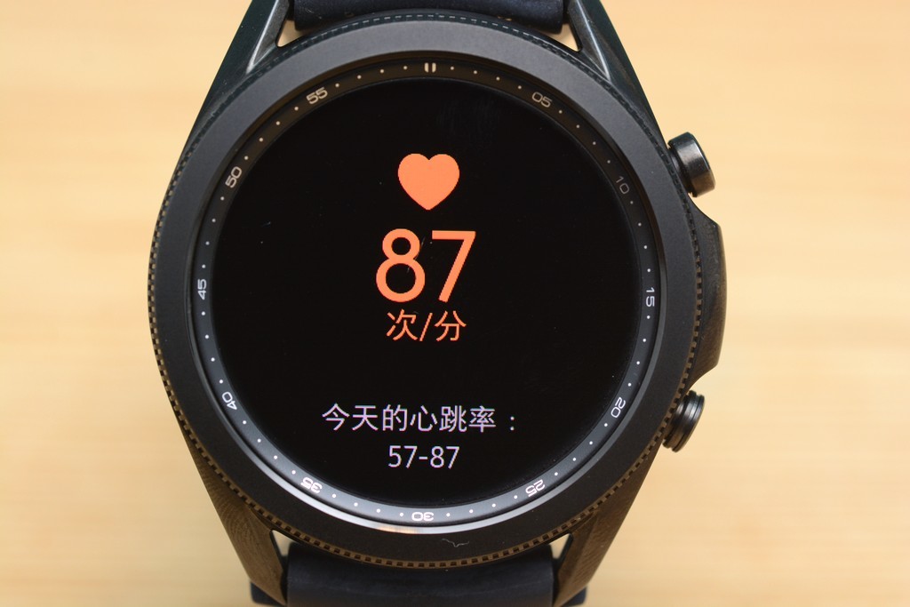 三星Galaxy Watch3开箱：旋转大表圈、屏幕依旧亮眼