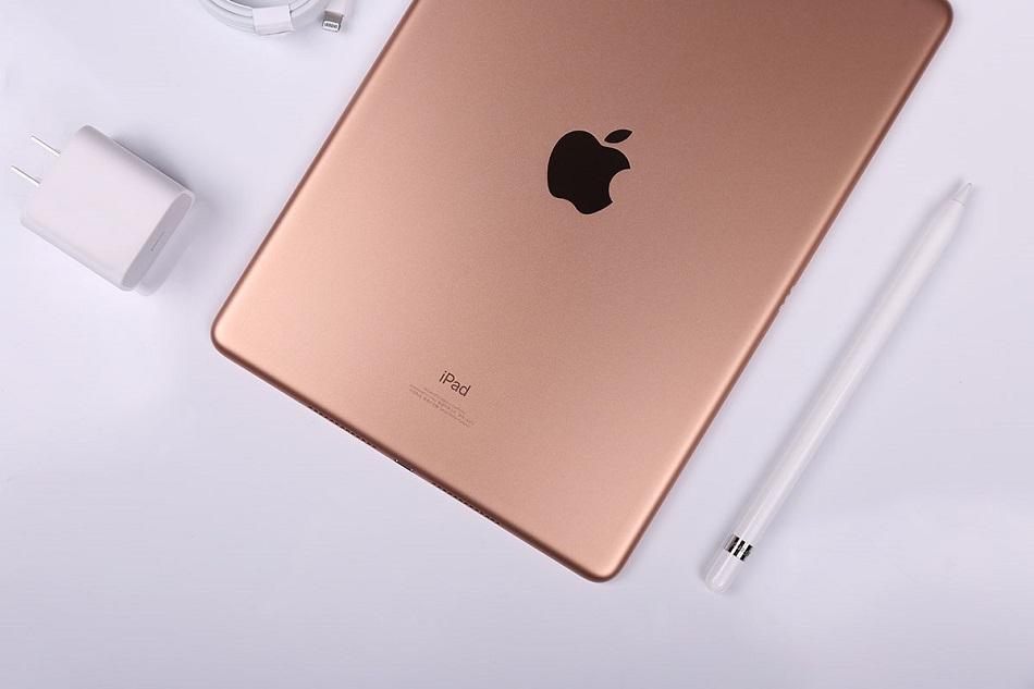 苹果iPad8真机图赏：颜值出众依旧 全尺寸键盘好手感