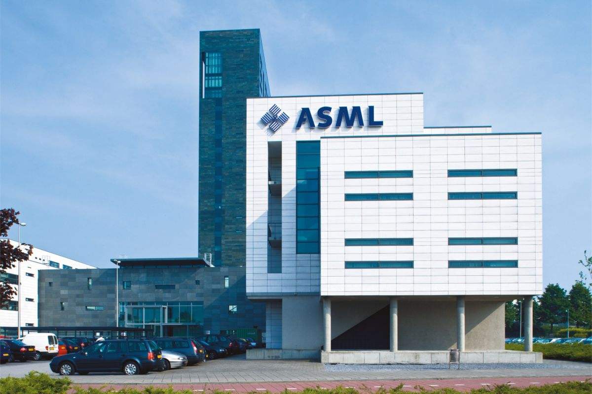 何止是ASML表态，中企巨头做出行动，将光刻机收入囊中