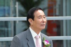 92岁李兆基退休，与李嘉诚相斗30年