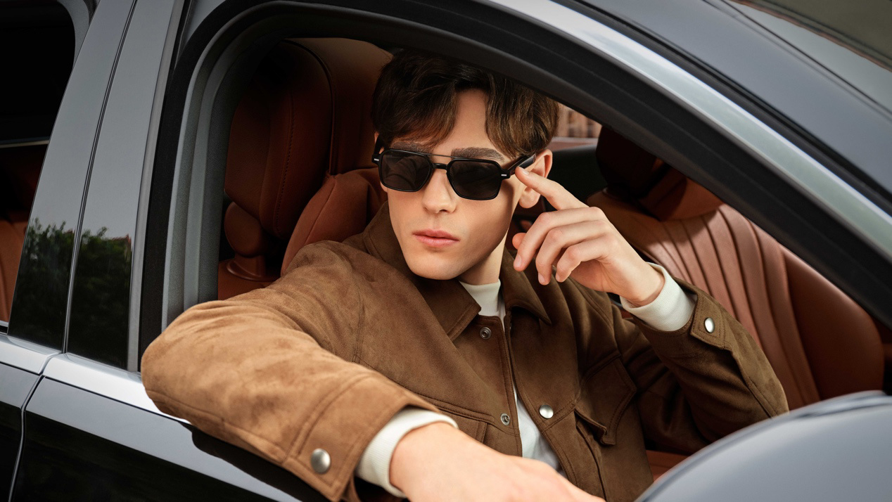 戴墨镜的男子在汽车上
