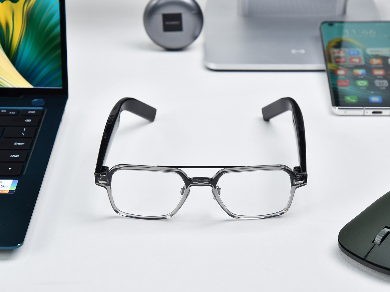 桌子上的电脑和手机