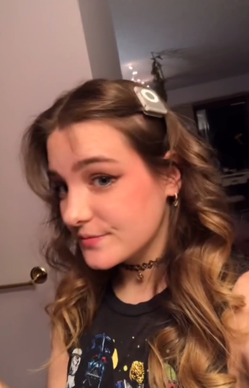 年轻人把苹果 iPod Shuffle 当成发夹,视频走红网络,网友戏称“触动一代人”