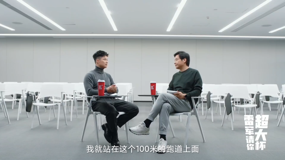 对话场景，灰色调大房间，摆满了白色椅子