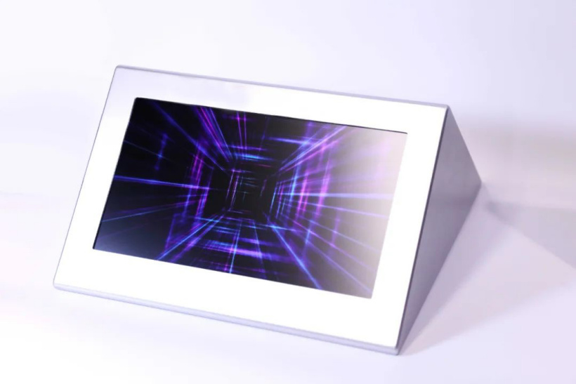 ▲ 京东方 13.3 英寸氧化物 Full In Cell UHD 超窄边框显示屏