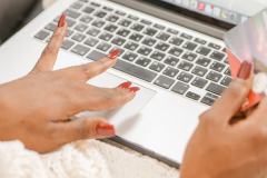 淘宝退货上门取件和自己寄有什么区别？要付运费吗？