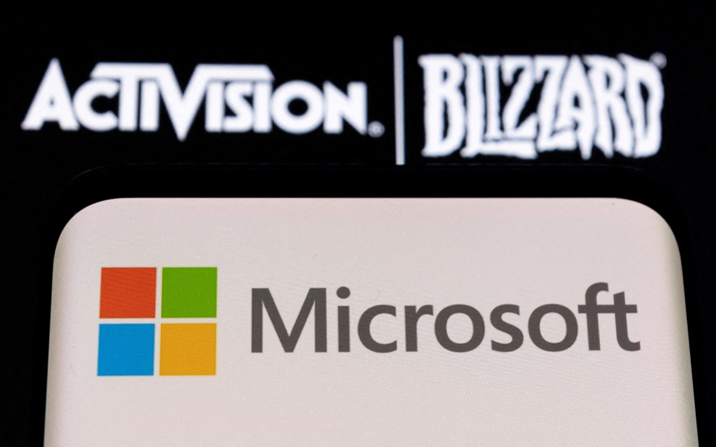 英国竞争和市场管理局:大多数公众支持微软收购动视暴雪 Illustration of Microsoft and Activision Blizzard logos