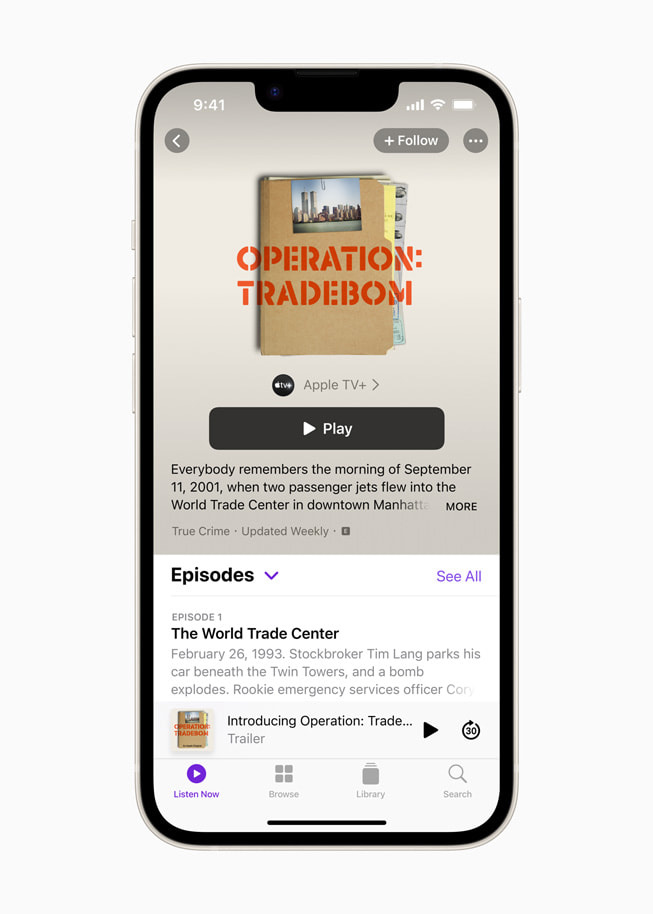 iPhone 屏幕上正显示 Apple 播客节目《Operation: Tradebom》的着陆页。
