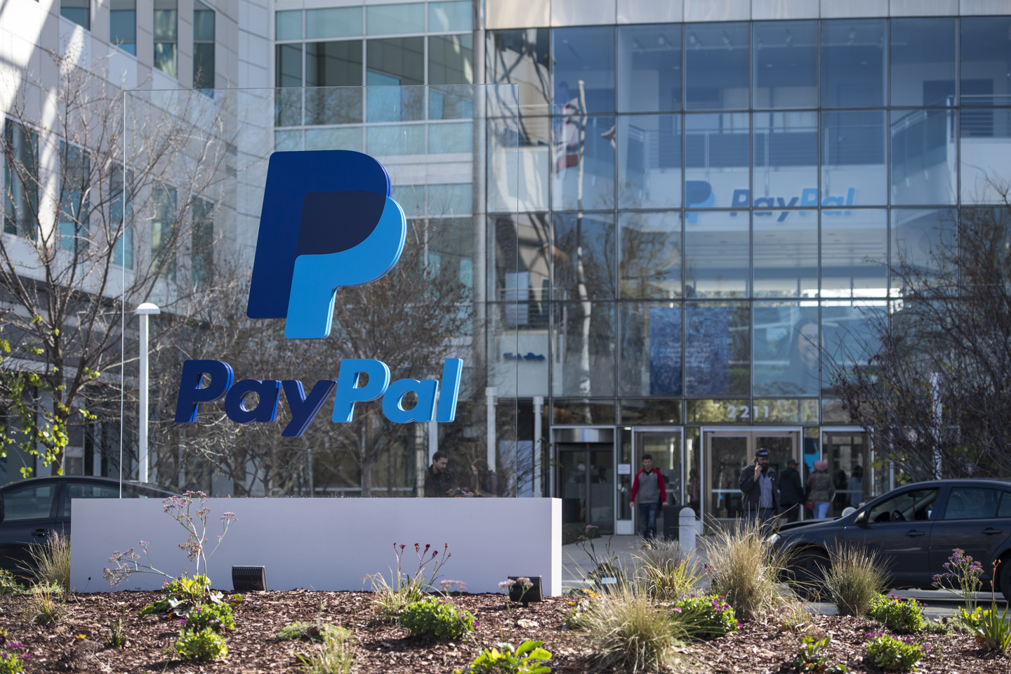PayPal launches robo-advising service | Employee Benefit News