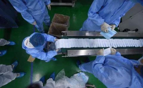 “国内第一台高速口罩生产设备”一天可产50万只口罩，中国制造牛