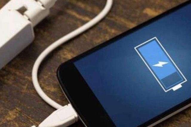 如果充电器“一夜不拔”，手机电池受得了吗？网友：你咋不早说！