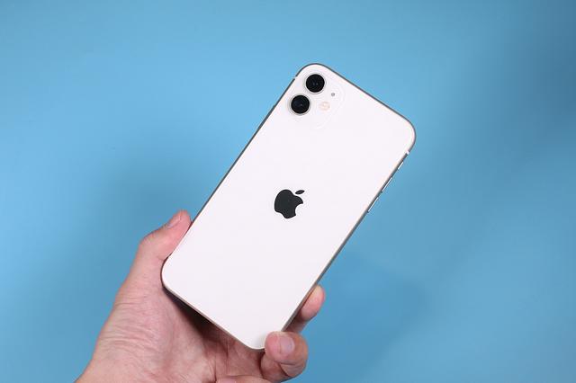 先是手機性能方面的對比,他表示在實際使用過程,iphone11的ios13與