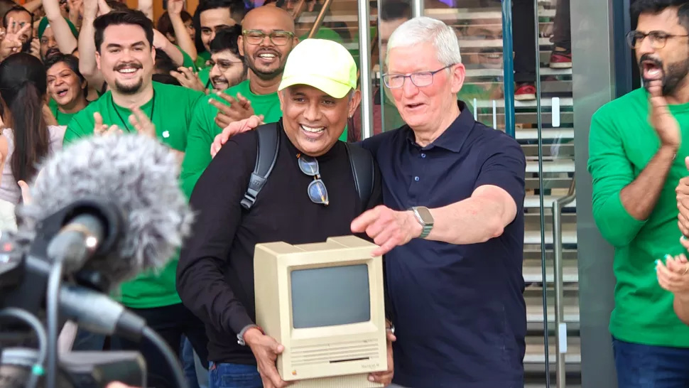 让库克张大嘴巴:顾客抱着老式 Macintosh 电脑参加印度首家苹果零售店开幕